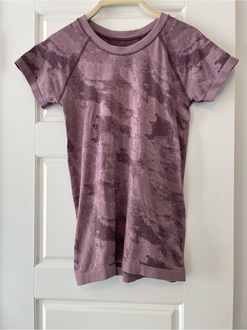Athleta Mauve Heather Camo Short Sleeve Tee